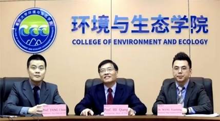 人的照片上写着字描述已自动生成